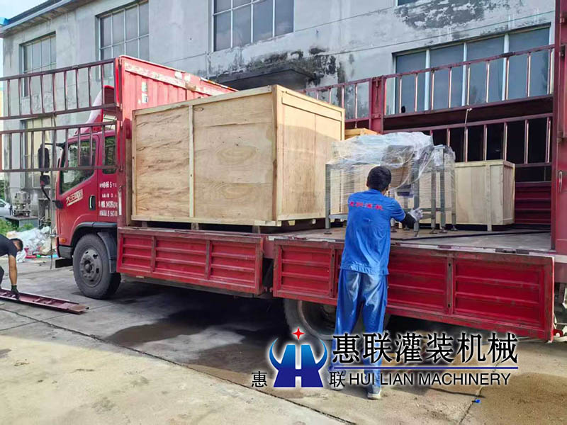 小型全自動(dòng)灌裝機(jī)發(fā)往四川